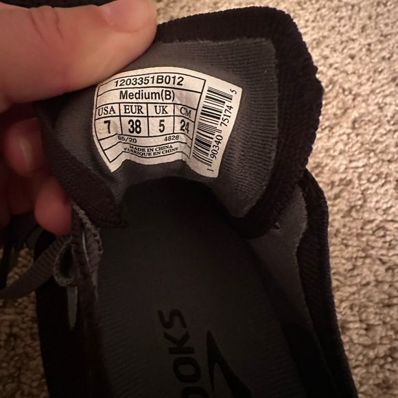 Brooks size 7 - Picture 2 of 2